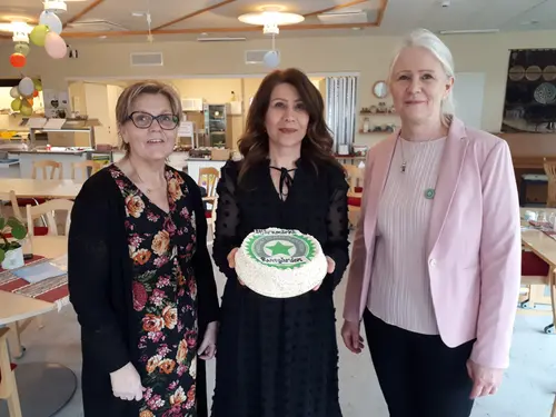 Anna-Carin Pettersson, Bekhal Hawez och Marianne Carlstam bjuder på tårta
