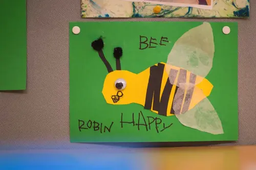 Teckning av ett bi där det står Bee happy