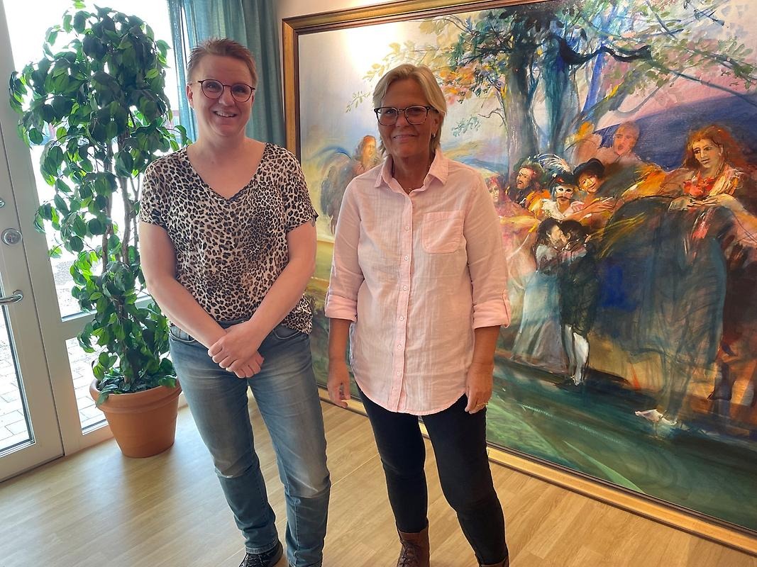 Eva-Lena Jansson och Anna-Karin Pettersson fram en av tavlorna på Lövsta vård- och omsorgsboende.