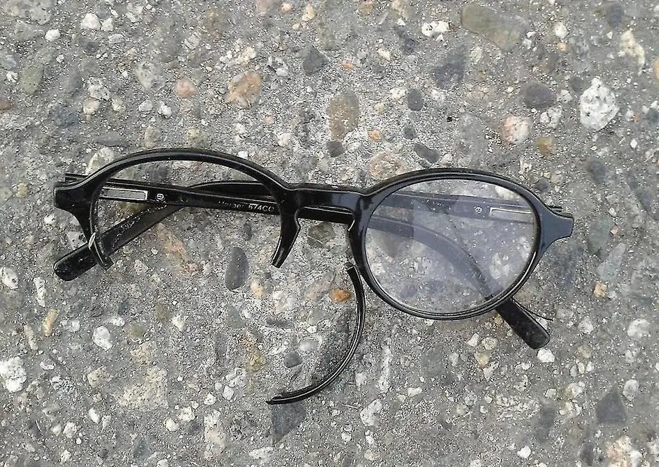 Trasiga glasögon ligger på marken