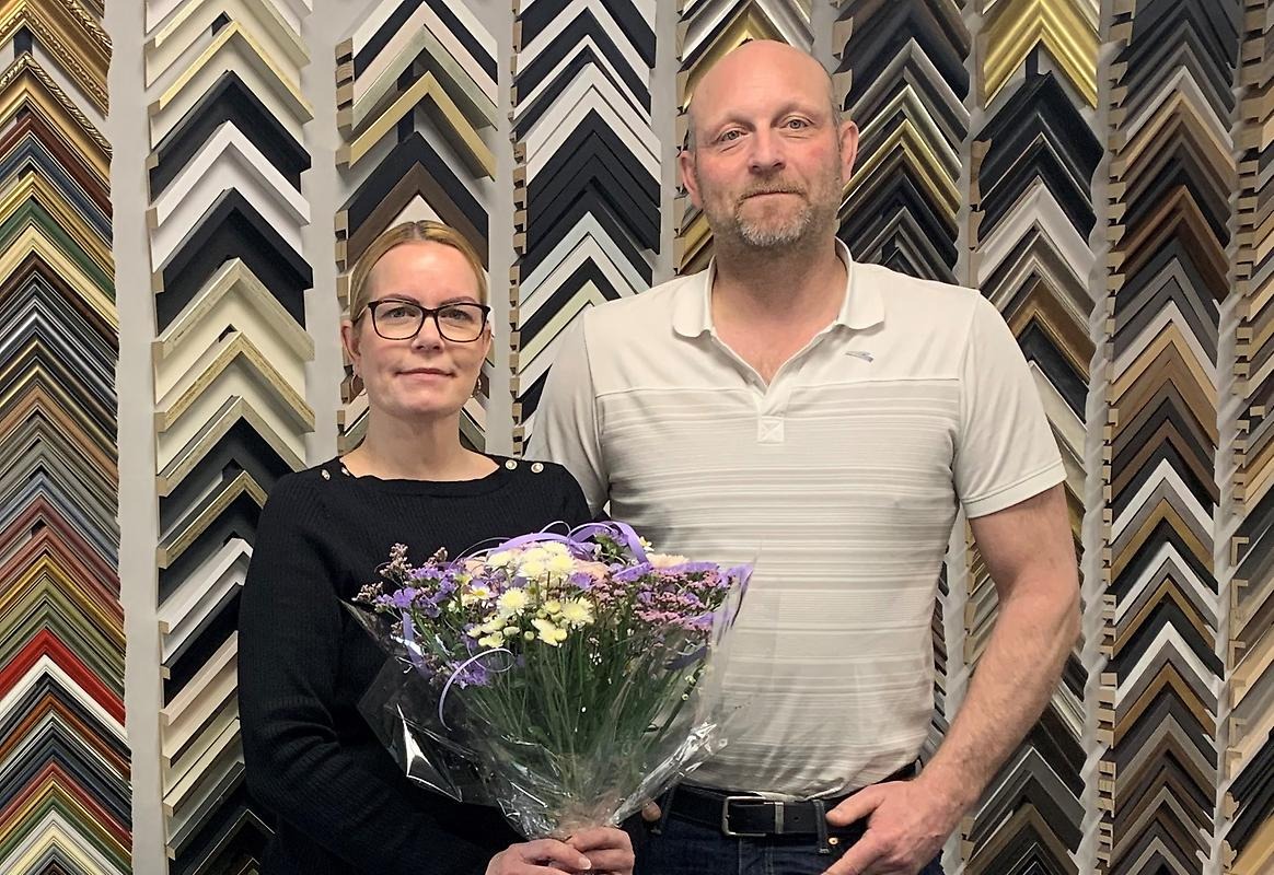 Årets Företagare 2021 Ulrika Widén och Patrik Andersson på Konstlist står bredvid varandra med blommor i hand.
