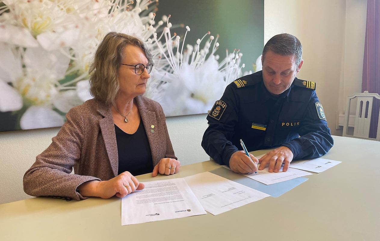 Kommunalråd Marie Wilén (Centerpartiet) och Andreas Hansemon, tillförordnad lokalpolisområdeschef för Norduppland undertecknar tillsammans medborgarlöftet 2023.