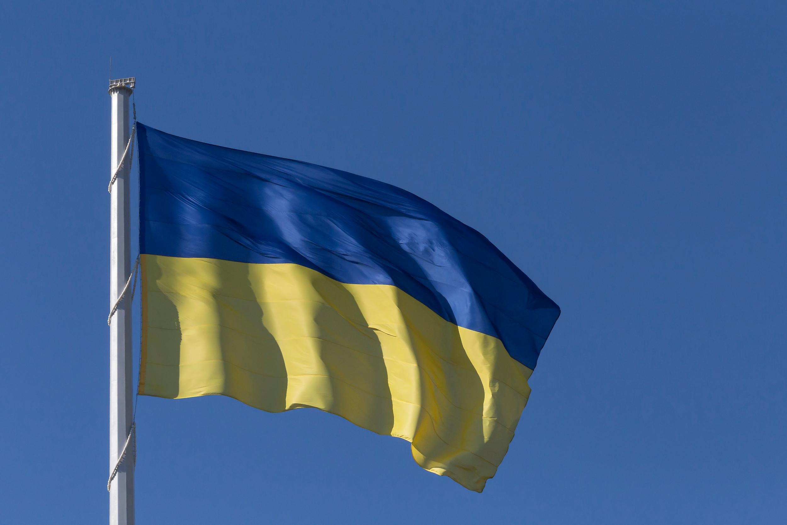 Ukrainska flaggan mot blå himmel
