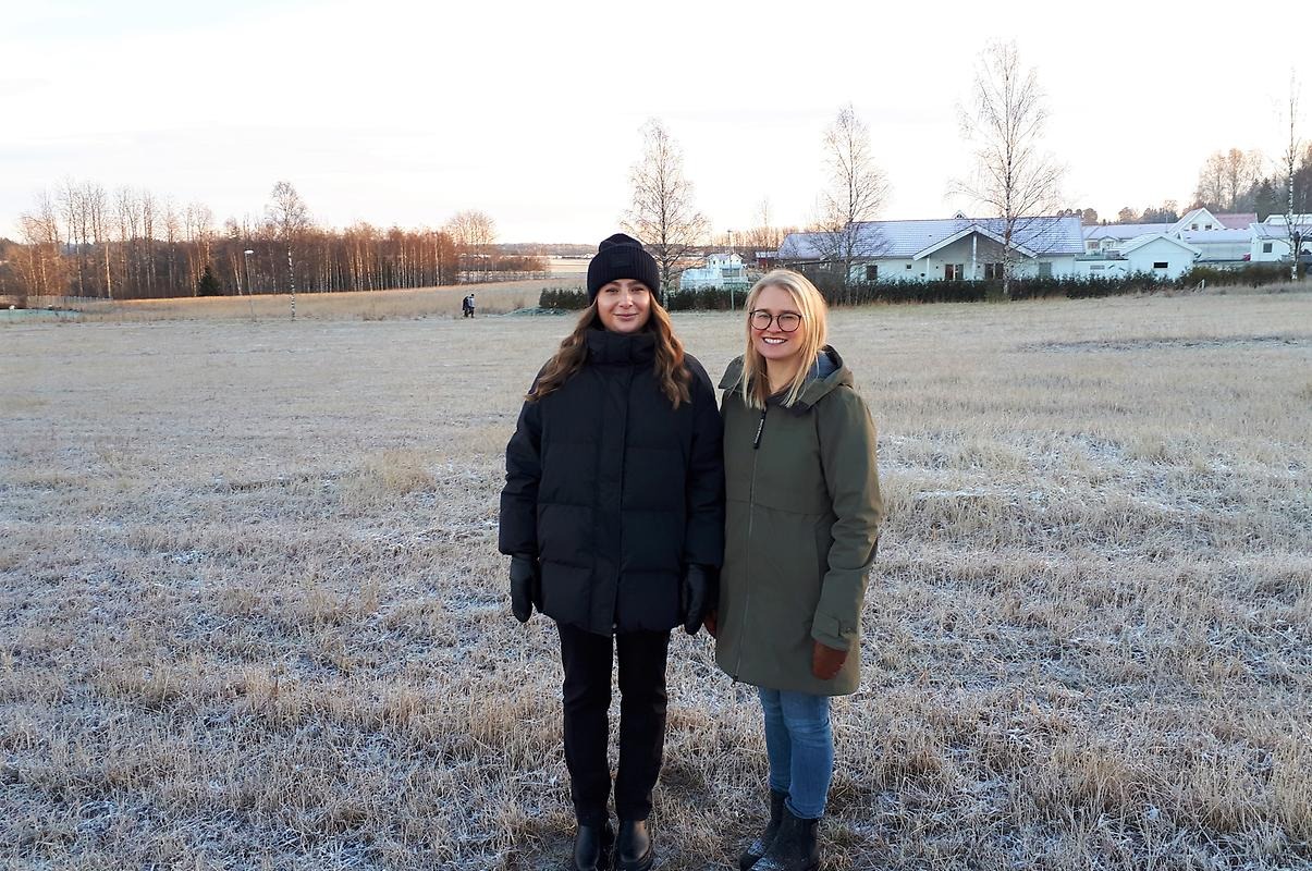 Linnea Rustemi och Sara Lindberg framför nybygga villor i området Horrsta i Heby