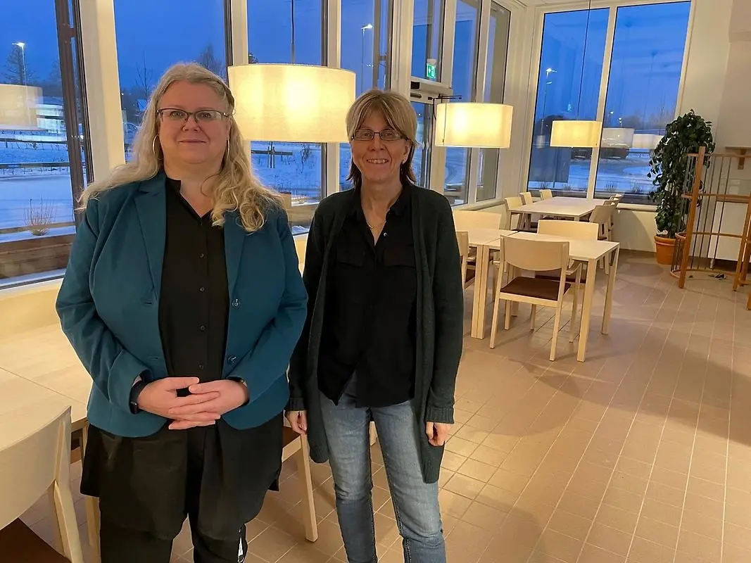 Therese Siwertsson och Karin Johansson står i den nya restaurangen på Lövsta vård- och omsorgsboende.