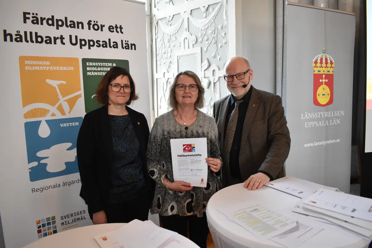 Emma Burstedt och Marie Wilén tillsammans med landshövding Uppsala län