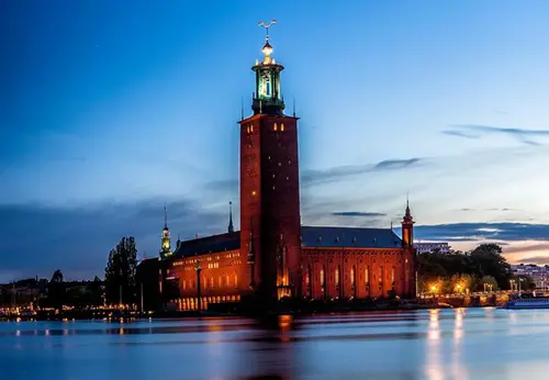 Stockholms stadshus i vackert kvällsljus