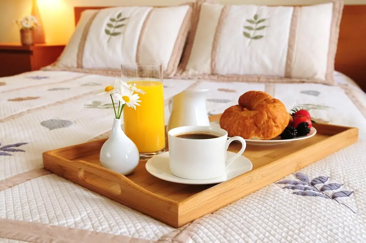 Hotellsäng med frukostbricka