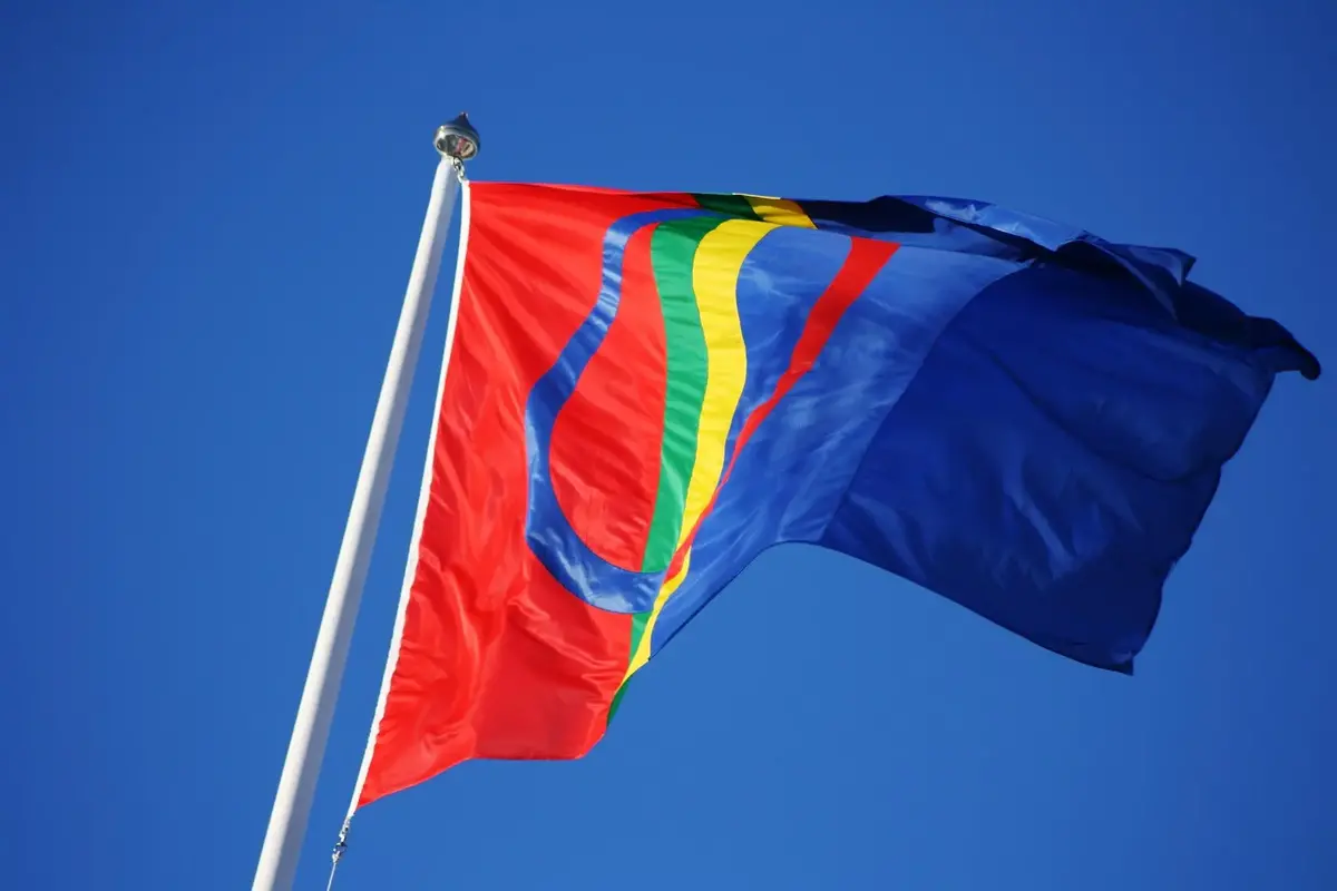 Samiska flaggan mot blå himmel