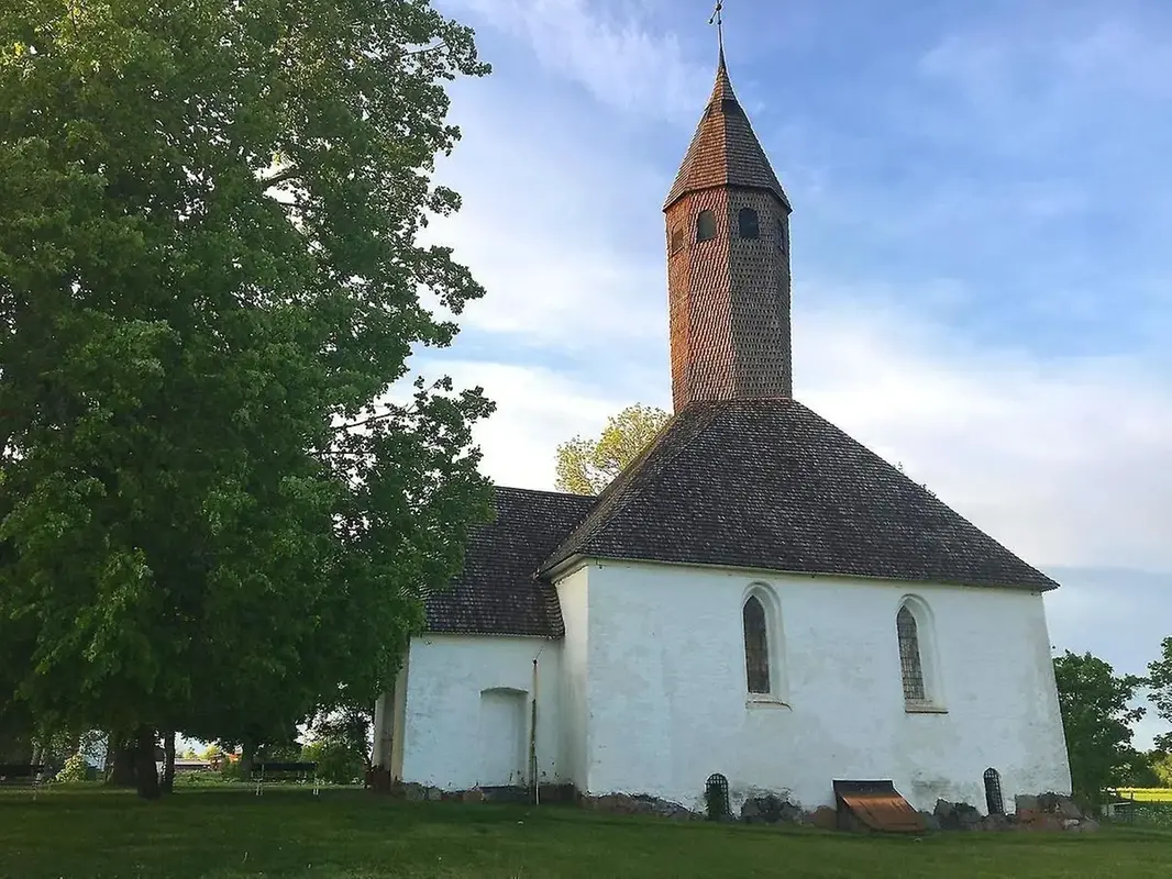 Liten mysig kyrka i skymningsljus, Aspnäs gårdskyrka