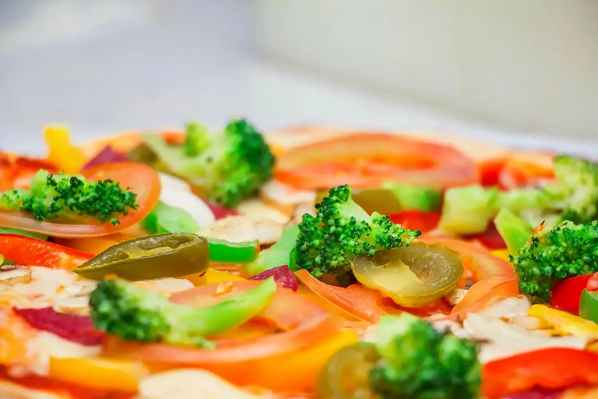 Broccoli, tomater och andra grönsaker i närbild