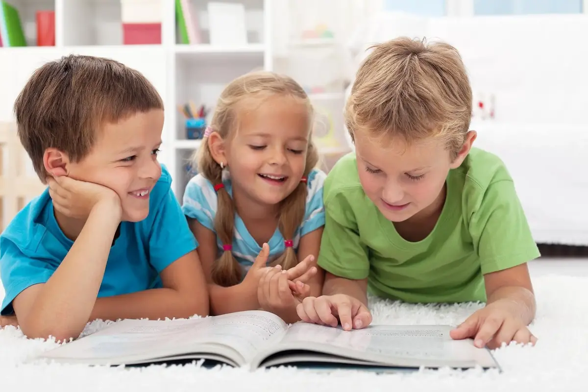 Tre barn har roligt medan de läser
