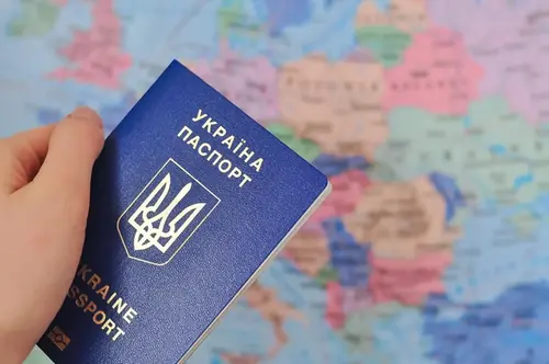 Ukrainskt pass framför världskarta