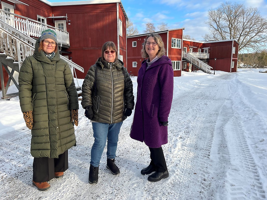 Emma Burstedt, Helen Lindley och Marie Wilen utanför de nyproducerade lägenheterna i Ramsjö hage i Morgongåva.