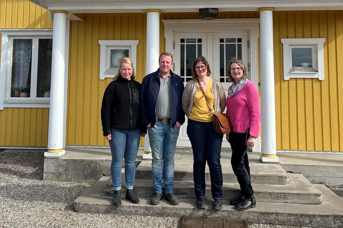 Mimmi Andersson, Daniel Johansson, Emma Burstedt och Marie Wilén står på trappan till en gult hus i äldre stil, Bjurvalla gård.