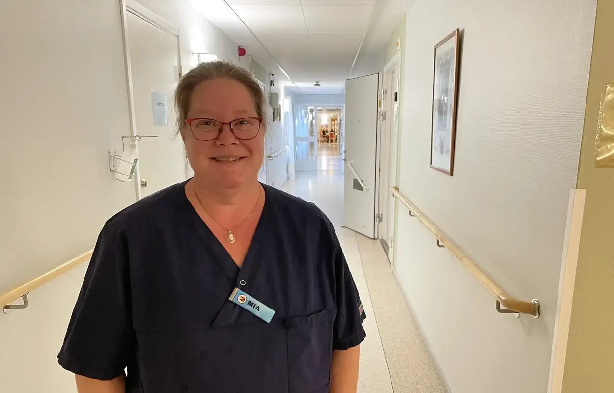 Mia Strömberg, undersköterska på Kvarnängen, står i en av boendets korridorer.