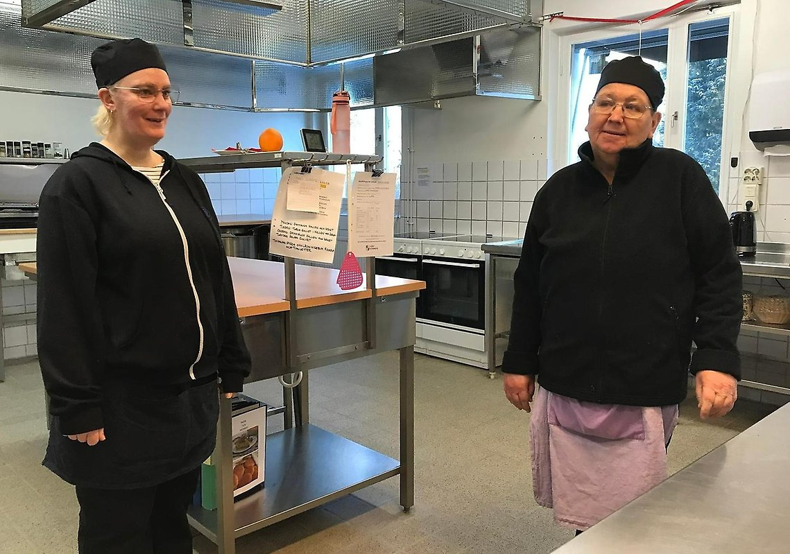 Bonnie och Stina i köket på Café Blå